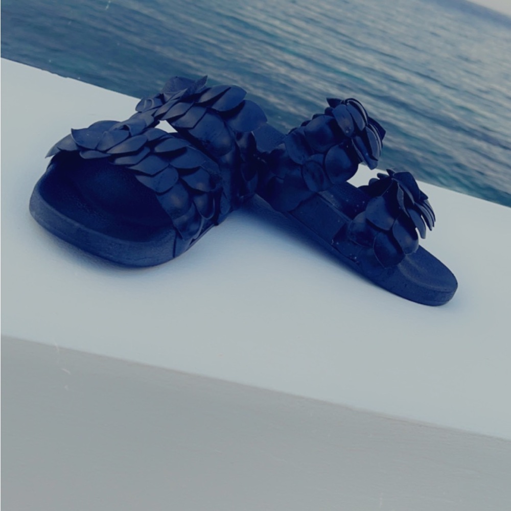 Black flower slides.